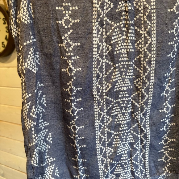 Reitmans | Blue & White Patterned Sleeveless V Neck Top - Picture 2 of 6